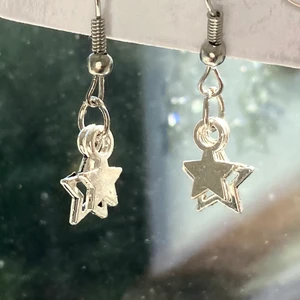 Stjärnörhängen  - DOUBLE STARS STJÄRNÖRHÄNGEN🖤 (finns även som blandning med både guld och silver) båda är nickelfria 