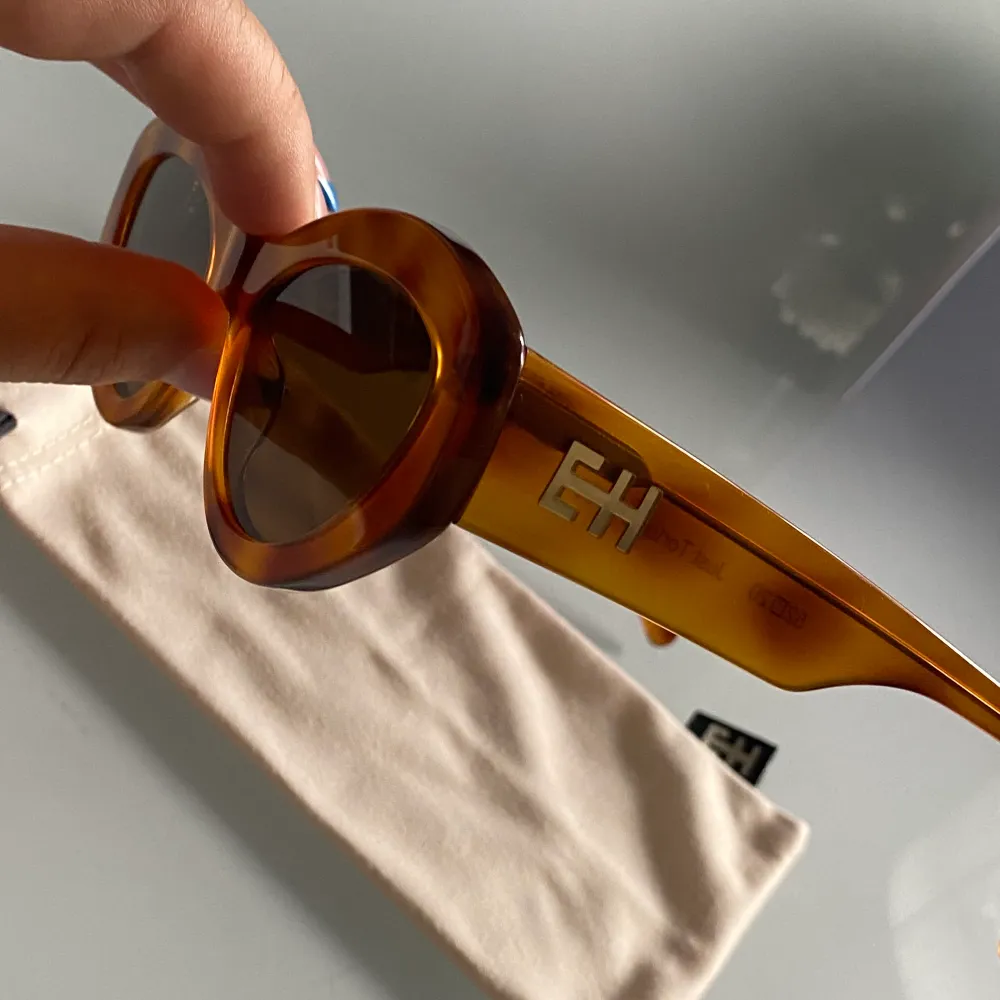 Otroligt sparsamt använda solglasögon från Chimi i samarbete med Elsa Hosk. Limited edition kollektion som inte säljs längre! . Accessoarer.