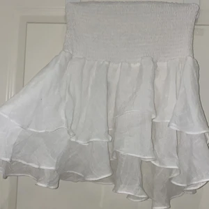 vit volangkjol - supertrendig kjol. knappt använd!! hör av er om ni vill ha fler bilder eller information✨💞 Sitter som S