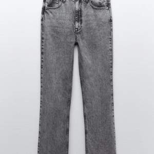 Jätte fina jeans men råkade beställa fel strl så bestämde mig för att sälja. Helt oanvända förutom testade en gång, alla prislappar kvar, strl 38 men sitter som 36