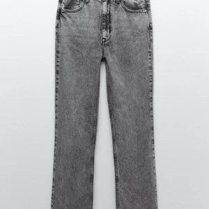 Gråa zara jeans med slit - Jätte fina jeans men råkade beställa fel strl så bestämde mig för att sälja. Helt oanvända förutom testade en gång, alla prislappar kvar, strl 38 men sitter som 36