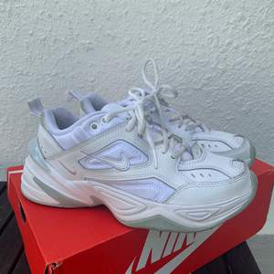 Nike m2k tekno vita som jag köpte av en på plick men de var för små vilket jag sörjer 😪 Förra ägaren sa att hon använt de max 3 ggr (oanvända av mig), och det verkar stämma då de ser i princip nya ut. Frakten ingår inte i priset. 🥰