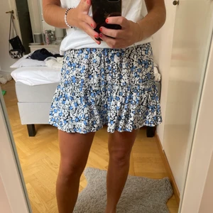 Kjol zara -  Kjol från zara som är använd endast ett par gånger! Köparen står för frakten😊