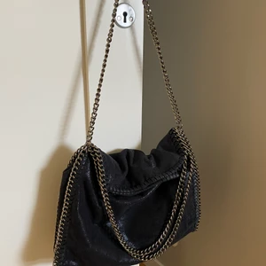 Svart väska med kedja - En svart väska med kedja. Fint skick, använts fåtal gånger.