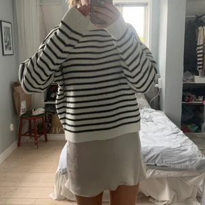 Stickad tröja - Jättefin randig stickad tröja från NAKD. Passar perfekt nu till hösten! Inte sticksigt material. Tröjan är tjock och värmande, storlek s men sitter oversized så skulle även passa M⚡️💗