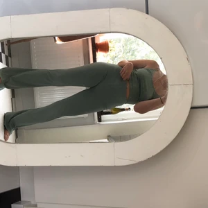 Grönt set  - Ribbad fint grönt set med långa ben på byxorna. 💓