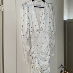 Adoore-klänning - Säljer en oanvänd klänning från Adoore i strl 34. Endast provad 1 gång och pristaggen hänger kvar! Säljer denna sommardröm för den inte har kommit till användning🥺 Jag kan mötas i Vellinge/Malmö men även skicka. Köparen står för frakt. 