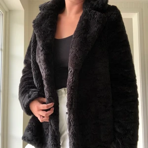 Cappuccini Jacka - Fuskpäls!! Varm och skön jacka från Cappuccini! Något använd men i mycket fint skick! Önskas fler bilder är det bara att fråga😊