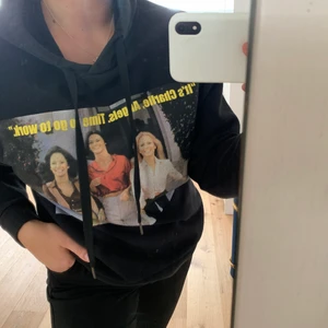 Svart hoodie med tryck - Säljer min super fina hoodie från Zara! Älskar trycket då det är unikt och häftigt, men hoodien kommer inte längre till användning 😕💕💕 materialet är väldigt skönt och bekvämt.