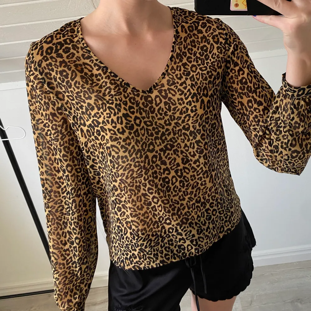 Säljer denna fina leopard blus i från Bib Bok i storlek S. Har inte använt alls många gånger🐆💓💓. Puserot.