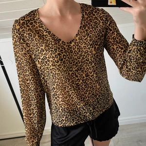 Leopard blus Bik Bok - Säljer denna fina leopard blus i från Bib Bok i storlek S. Har inte använt alls många gånger🐆💓💓