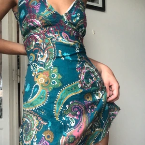 Bohemisk klänning  - En superfin och skön klänning. Är klippt längst ner. Sällan använd och i annars bra skick. Köparen står för frakten!