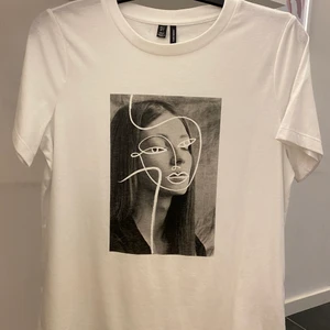 T-shirt  - T-shirt från hm i strl L