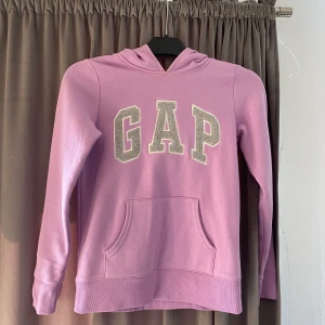 GAP hoodie - Säljer denna hoodie då den tyvärr inte kommer till användning. Den är i storleken XS. (Frakt tillkommer!💕)