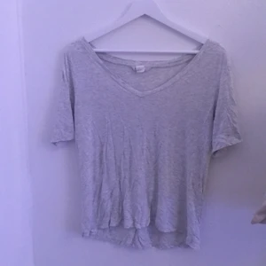 Grå V ringad tröja - Den här ljusgråa mjuka tröjan är storlek M men passar större och mindre. Den är V ringad och använd några få gånger💞✨ väldigt skrynklig, jag stryker den innan jag skickar iväg den.💖