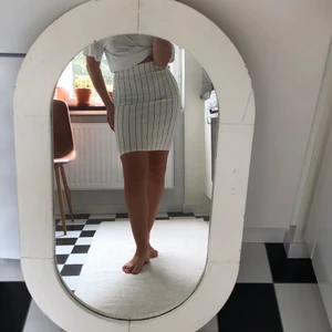 Vit kjol  - Snygg vit kjol med svarta ränder. Perfekt till en festkväll på sensommaren💓