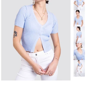 Kortärmad lila topp  - Säljer denna fina topp på bilden fast i färgen lila. Helt slut på madladys hemsida. Endast provad så i nyskick. 