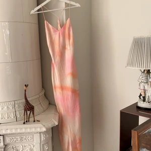 Sidenklänning  - HELT ny satin klänning ifrån Urban outfiters som är helt oanvänd, jättefint mönster och passform, köp direkt för 400 eller buda från 200 i kommentarerna köpare betalar frakt 💕💕