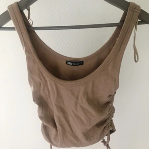 Beige Topp från Zara - Säljer denna topp från zara pga använder inte💘 50kr plus frakt 💘