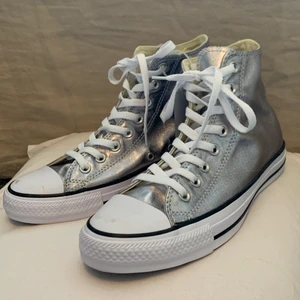 Super snygga helt nya! - Super coola converse, som är helt nya och har lappen kvar, har tyvär små skav märken längst fram storlek 40, köpta för 800kr, säljs för 450kr + frakt! 