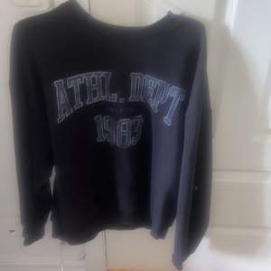 Säljer min ”vintage” sweatshirt från Gina i storlek S-M :)