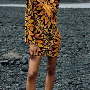 KLÄNNING ZARA ÖPPEN RYGG - Storlek 34/XS. Zara. Öppenrygg. Oanvänd (prislapp kvar). Säljer pga dubbeköp.