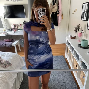 Jaden london klänning - Säljer denna super coola klänning från jaden london. Den är i ett rymd mönster och sitter jättesnyggt.❤️ köpt för 700kr