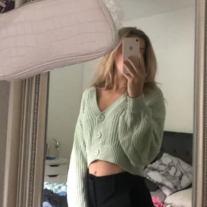 Stickad tröja - Jättefin stickad tröja, säljes då den knappast kommit till användning, strl XS, 100kr+frakt💘