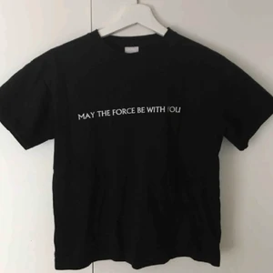 Star wars tröja - T-shirt med Star Wars motiv köpt här på plick, men som inte kommit till användning. Bilder lånade från förra ägaren. Frakt på 48kr tillkommer.