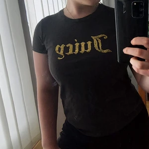 Juicy couture  - Mörk grå T-shirt med guldiga paljetter. 
