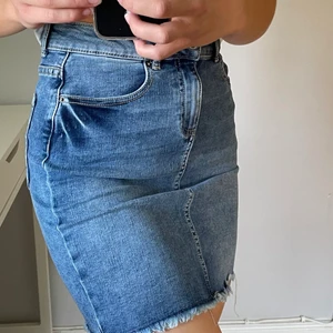 Pieces jeanskjol  - Säljer en supersöt jeanskjol i storlek XS, dock väldigt stretchig. Köptes förra året och bara används ett par fåtal gånger. Skriv om ni är intresserade!! Betalning med swish och köparen står för frakten! 