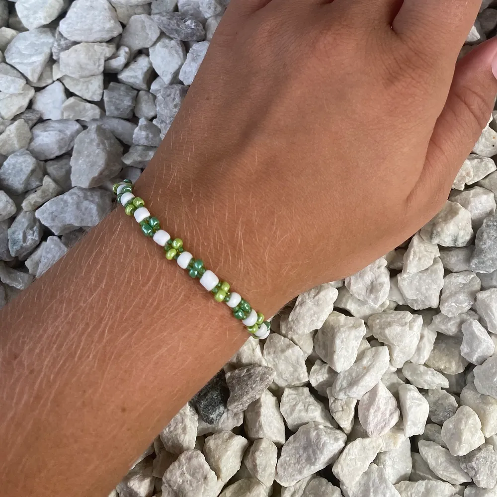 Egengjort pärlarmband av seedbeads i grön nyans 💚. Accessoarer.