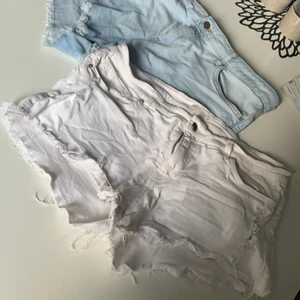 Ett par blåa shorts o ett par vita - Två shorts för ett pris nu är sommaren över o in med mera mysiga höstkläder o sen till nästa sommar in med nya sommarkläder 