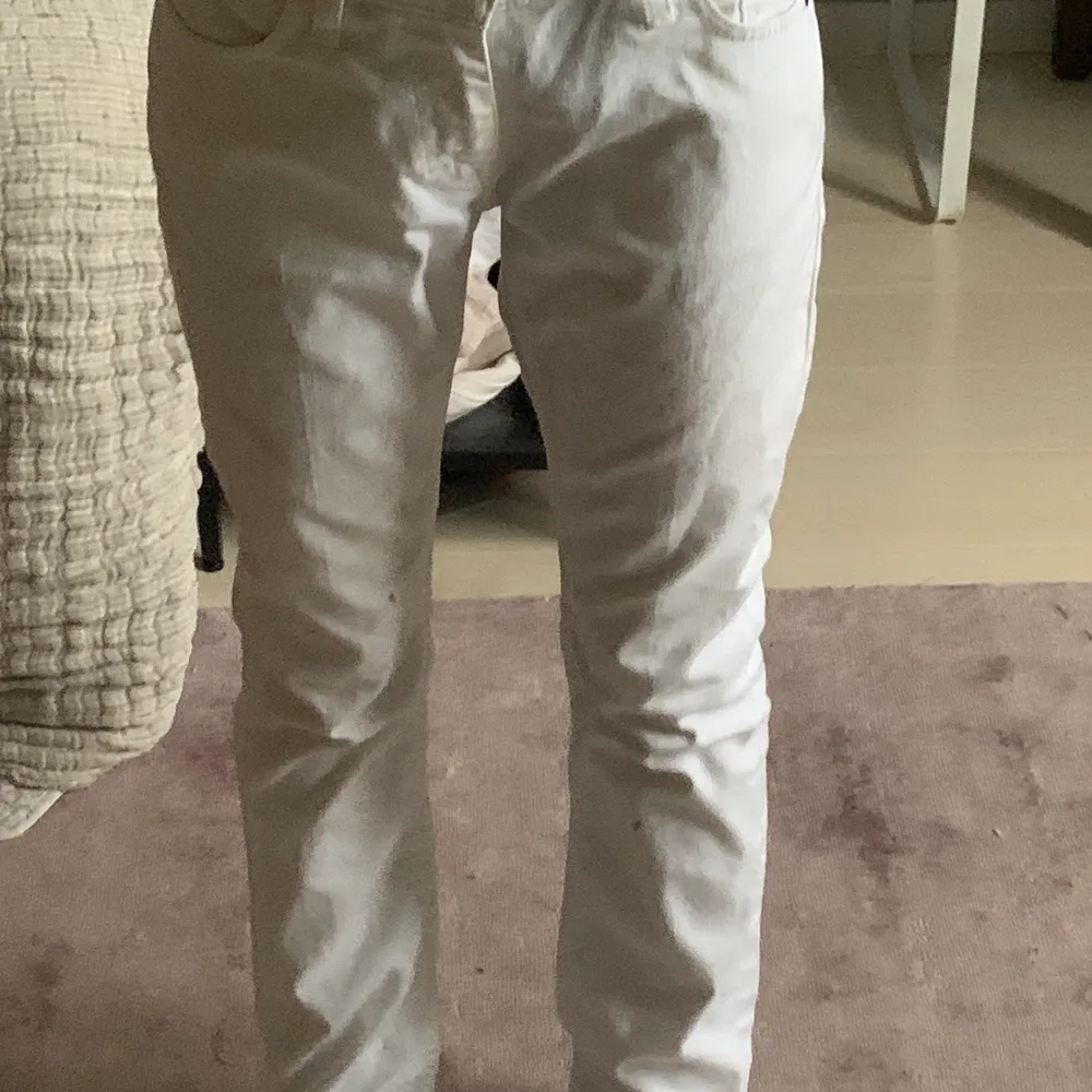 SKIT SNYGGA TIGER OF SWEDEN LOW RISE JEANS, ÄLSKAR, varför jag säljer dom är för att de har ej kommit till användning och är även en hel den för stora! På bilderna har jag en klämma som sätter ihop jeansen så att de inte ser konstiga ut. Me de sagt menar jag att de sitter ej så där på mig. Målade dessa detaljer på baksidan av jeansen för tyckte de såg riktigt coolt ut men tyvärr kom de även inte till användning🐯💞💞💞 budet börjar på 450kr, budet måste även höjas men 10kr!💞. Jeans & Byxor.