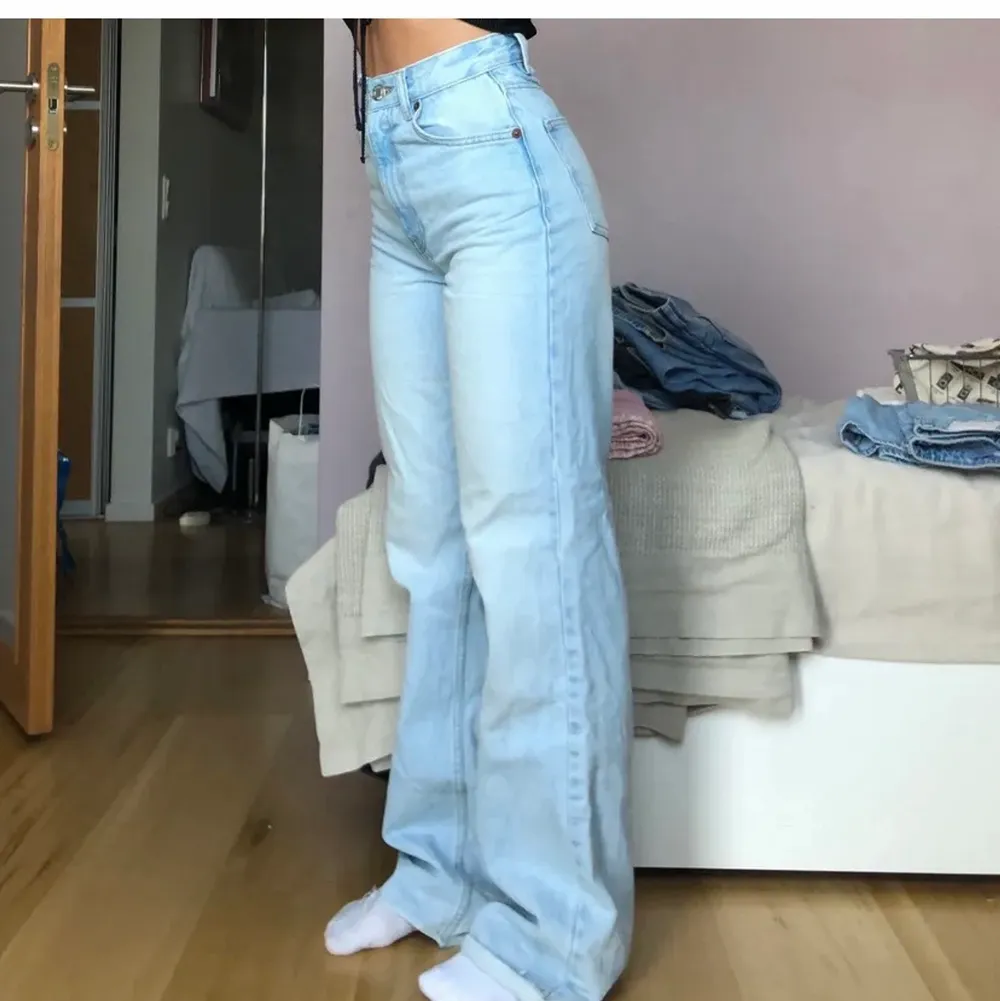 Ljusblå jeans från zara i storlek 34. Första bilden är ifrån en annan säljare här på Plick. Säljer dom då de va för tajta för mig i midjan. Dom är i modellen 90s full lenght . Jeans & Byxor.