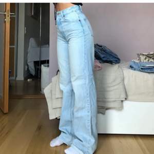 Ljusblå jeans från zara i storlek 34. Första bilden är ifrån en annan säljare här på Plick. Säljer dom då de va för tajta för mig i midjan. Dom är i modellen 90s full lenght 