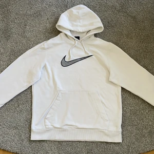 Vit Nike hoodie - Vit äkta Nike hoodie i storlek M. Väldigt skön och i bra skick!!😁 köparen står för frakten! :) budgivning pågår!! LEDANDE BUD: 220kr! Eftersom det varit lite strul med hur mycket man ska buda så går det bra att buda med minst 10kr nu!!