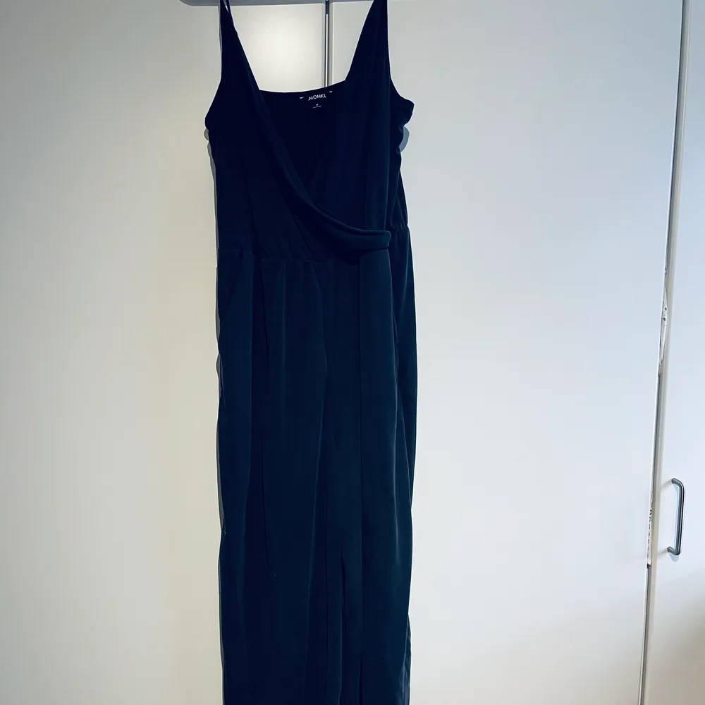 Så fin jumpsuit från Monki i stl M. Endast använd en gång så i nyskick. Mörk grå och i cropped modell så slutar vid vaden.. Farkut & Housut.
