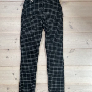 Rutiga kostymbyxor från HM - Ett par rutiga kostymbyxor från HM i strl 38, är dock ganska små i storleken. Raka i passformen, formar sig mer över rumpan och höfter. Bara använt ett fåtal gånger. (Frakt tillkommer)