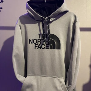 THE NORTH FACE Tröja - Säljer denna tröja pågrund av att jag inte tycker om den längre. Annars är den som ny och är jätte skön