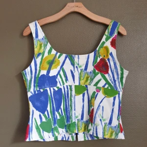Bustier top with 80s flowers  -  Made in Cotton Jean material with a zipper in the front. In Very good condition. Brand: Lea Kanth, Fits M-L, size 40-42