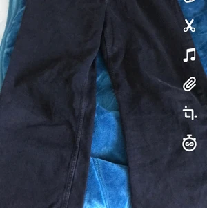 Jätte fina jeans - Fina jeans från weekday har används ca:3 gånger, nypris:300 säljer den för 150kr kunden står för frakten!!