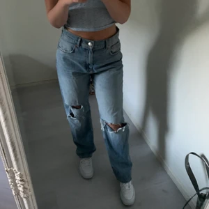 90s overzised jeans blåa - Säljer dessa helt slutsålda byxor från Gina tricot pga flytt! De är i storlek 42 för en mer lång och overzised passform. Sitter som på bilden för mig som har runt storlek 38 och är 170cm lång! Byxorna är använda Max 3 ggr      Nypris: 599kr                                             Kan mötas i Gbg eller skicka om köparen står för frakt!