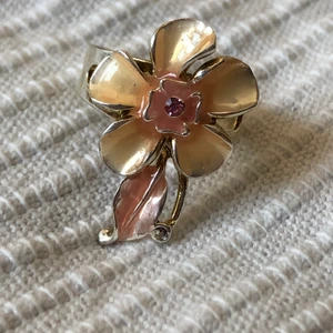 Jättefin rosa ring! - Svin söt ring med en rosa aktig blomma! Den är reglerbar och nickelfri! 10kr || Du som köpare står för frakten på 12kr