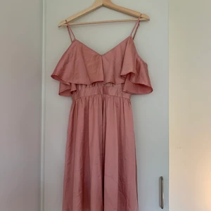 NA-KD klänning XS endast provad  - Klänning från NA-KD XS Aldrig använd endast provat   Kan mötas haninge-Sthlm city  Kan skicka om du står för frakten Swish eller kontant 