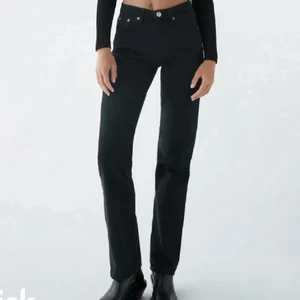 Raka byxor - Jättefina raka byxor som liknar de eftertraktade zara jeansen. Köpta second hand och i fint skick. Strl 34. Bra längd på mig som är 173 cm, har lagt upp byxorna efter min längd, går att göra benen längre om man skulle vilja det. Frakt 66 kr.