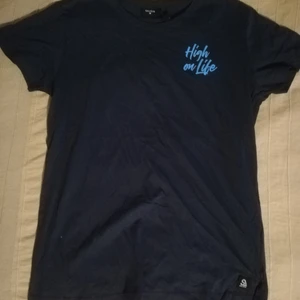 Oanvänd t-shirt Strl M High on life  - Oa t-shirt Strl M High on life 