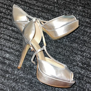 Silvriga klackar  - Jättefina klacksandaler till fester 🥳🎊