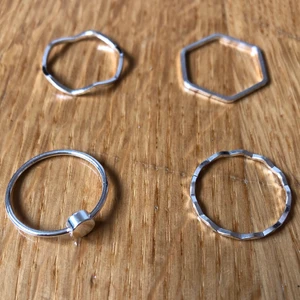 Ringar från H&M - Silvriga ringar från H&M i olika former!💍✨