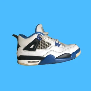 Jordan 4 motorsport 2017  - Populär Jordan 4 colorway, storlek 40. Begagnade men ändå omhändertagna. Lite gul sula. Går för 5000kr nya